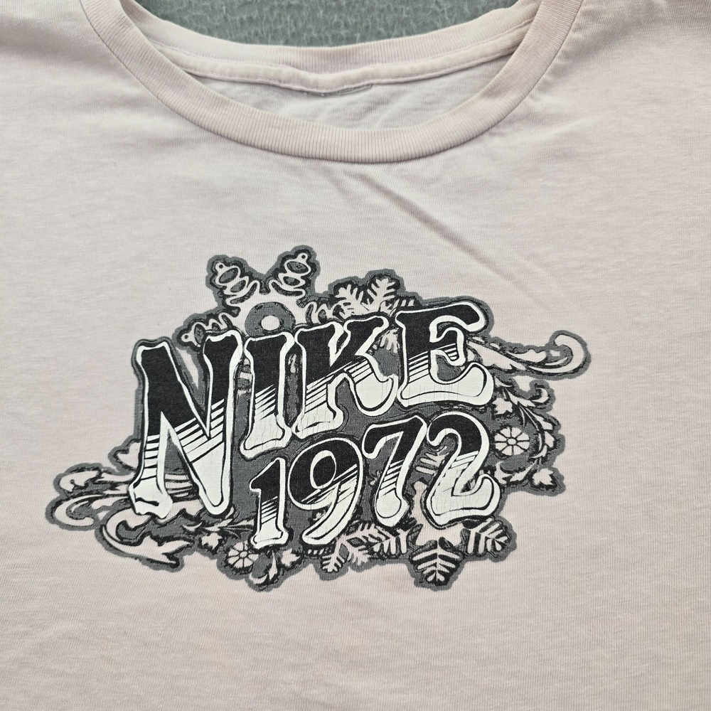 Nike 1972 Sportswear T Shirt Men Light Pink Graphic Print Crew Neck Short Sleeve
